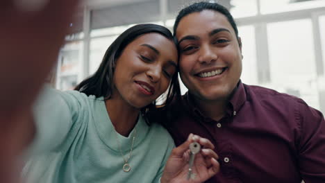 llave de la casa, nuevo hogar o pareja feliz en selfie
