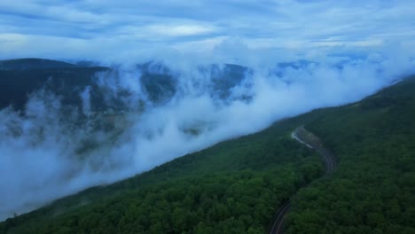 Drohnenvideoaufnahmen-Von-Niedrigen-Wolken-über-Den-Appalachen-Im-Sommer