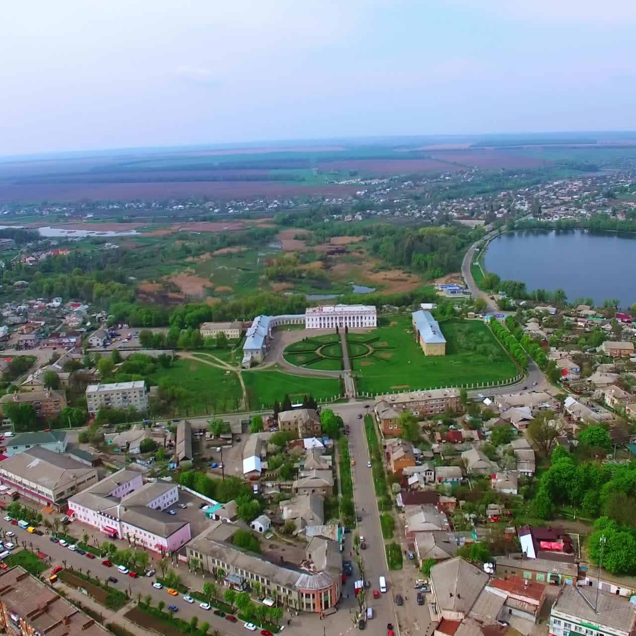 Ukrayna şehrinin alışılmış panoramasının üzerinde uçuş. Şehrin alçak katlı mimarisinin üzerinde drone çekim görüntüsü