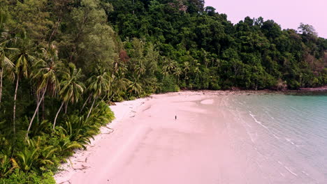 Persona-Caminando-Por-La-Playa-Tropical-De-Koh-Kood-Con-Selva-De-Palmeras-En-La-Laguna