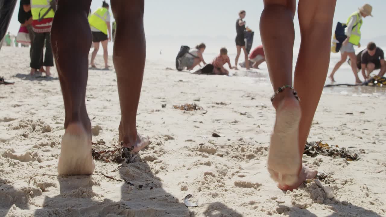 해변에서 함께  ⁇ 고 있는 자원봉사자들 4k