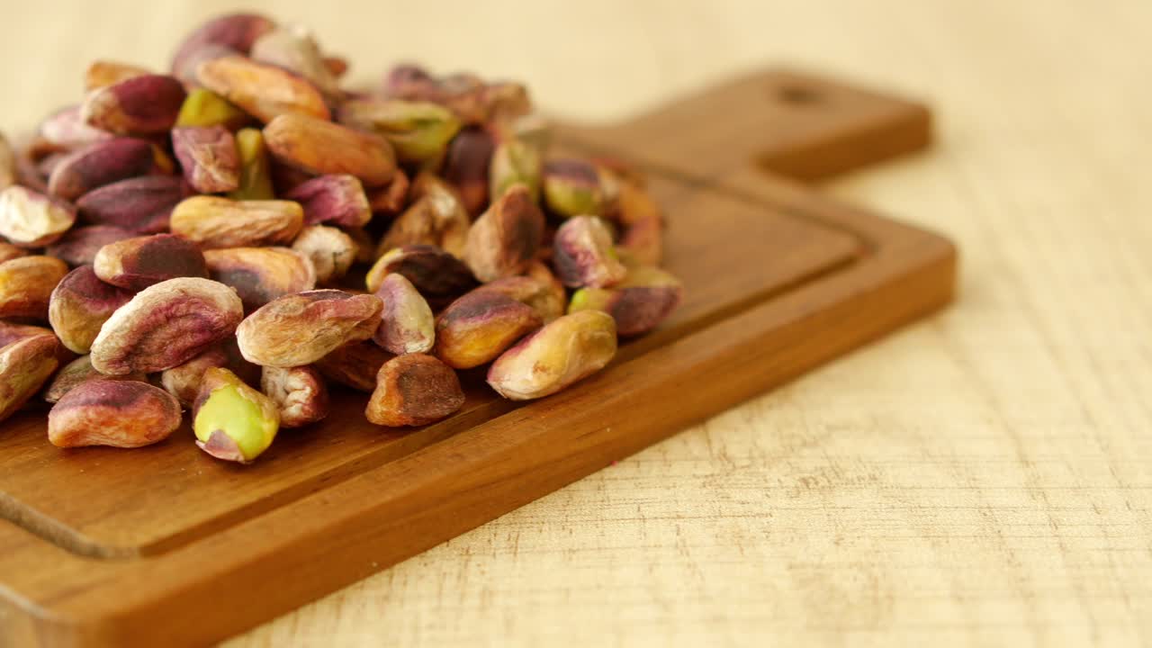 pistachos en una tabla de cortar