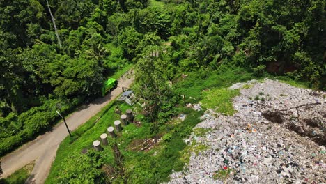 Toma-Aérea-De-Un-Dron-De-Un-Vertedero-De-Basura-De-Una-Isla-Tropical