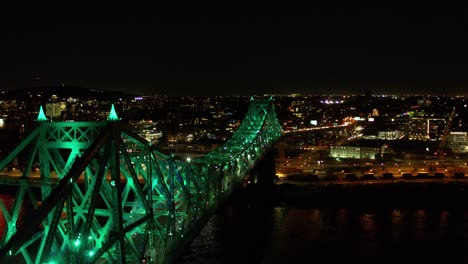 Drone-Moviéndose-Alrededor-Del-Puente-Jacques-cartier-En-Montreal-Revalando-La-Ciudad-En-Segundo-Plano