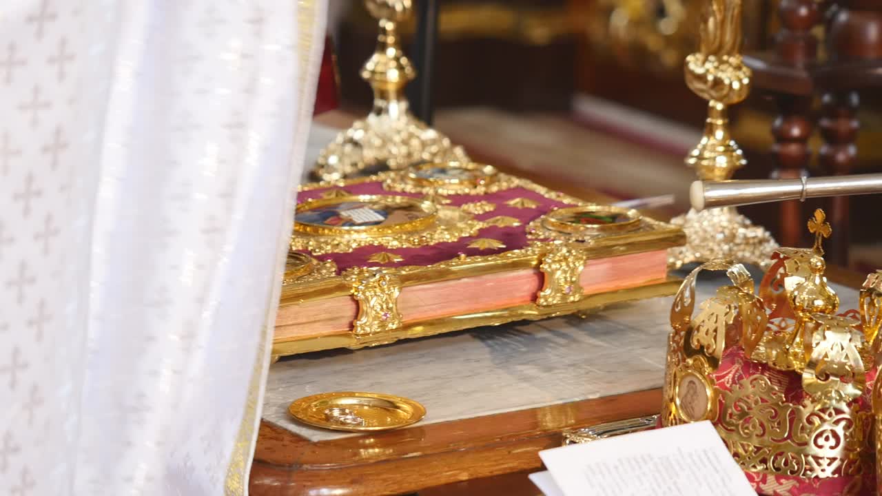 atributos de la iglesia para la ceremonia de bodas. coronas de oro están en el altar. atributos del sacerdote. interior de la iglesia