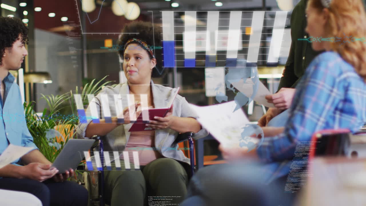 animación del procesamiento de datos financieros sobre diversas personas de negocios creativas en la oficina