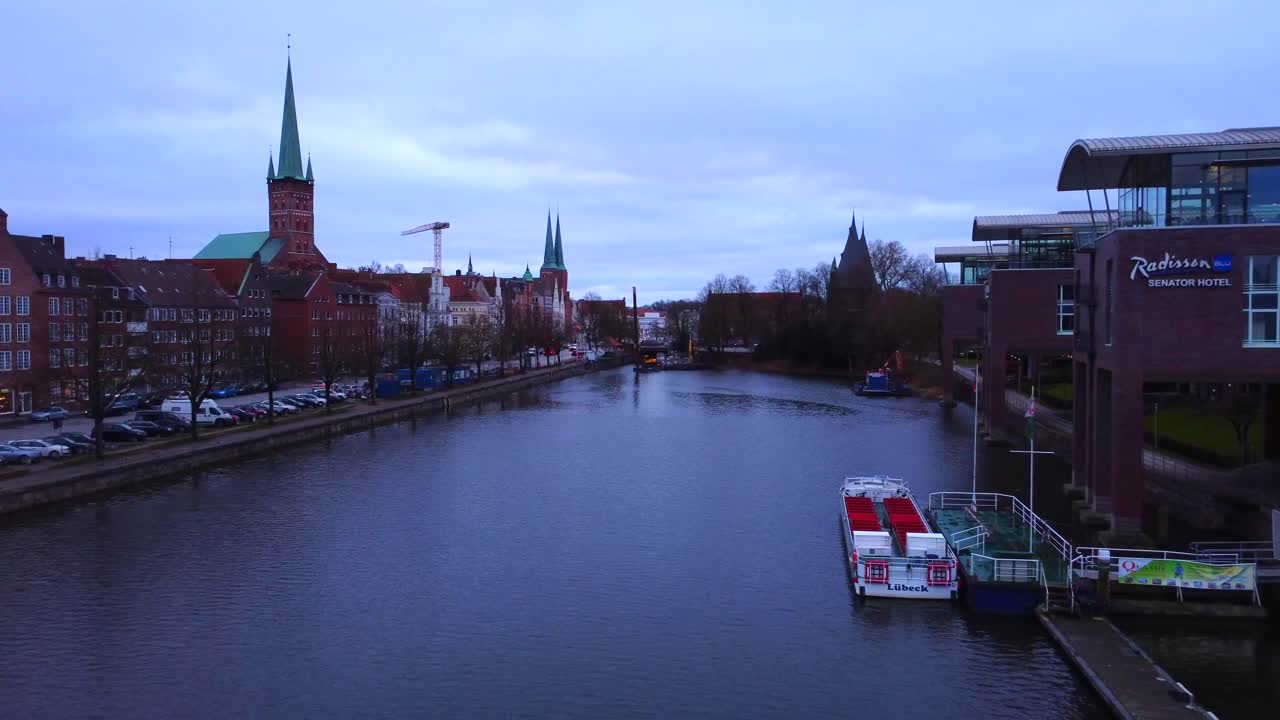 canal que rodea la ciudad medieval en el norte de alemania: lübeck
