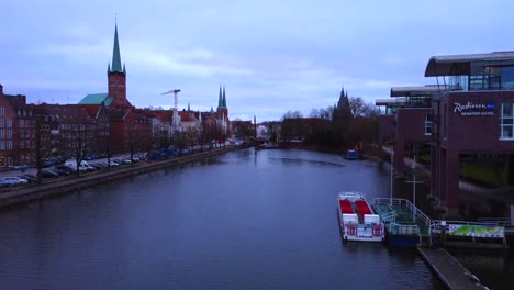 德国北部中世纪城市卢贝克 (lübeck) 的运河