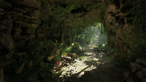 misterioso camino de la selva que conduce a través de una cueva cubierta de vegetación
