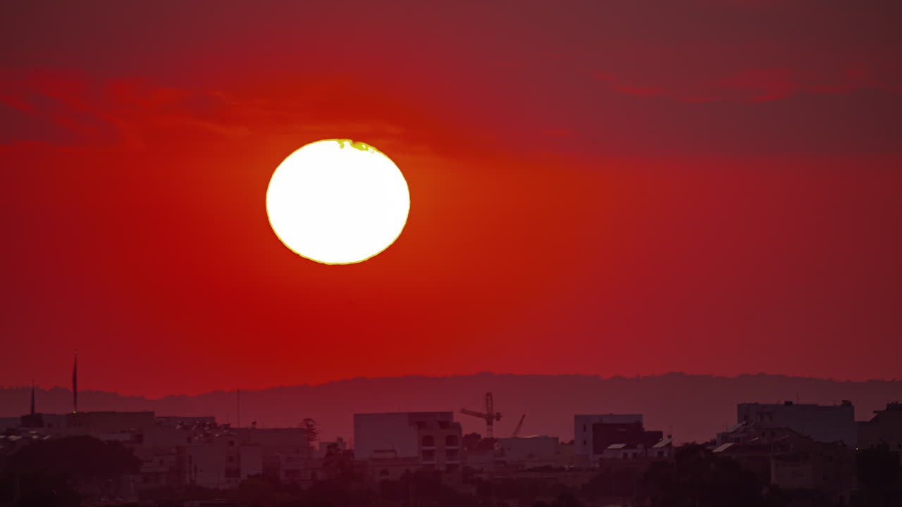 마을 너머에 거대한 반 ⁇ 이는 태양과 함께 해가 지는 것을 확대했습니다.