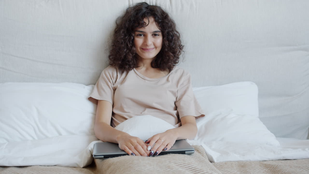 침대에 노트북을 사용하는 여자