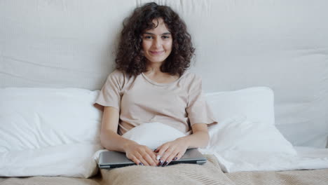 mujer usando computadora portátil en la cama