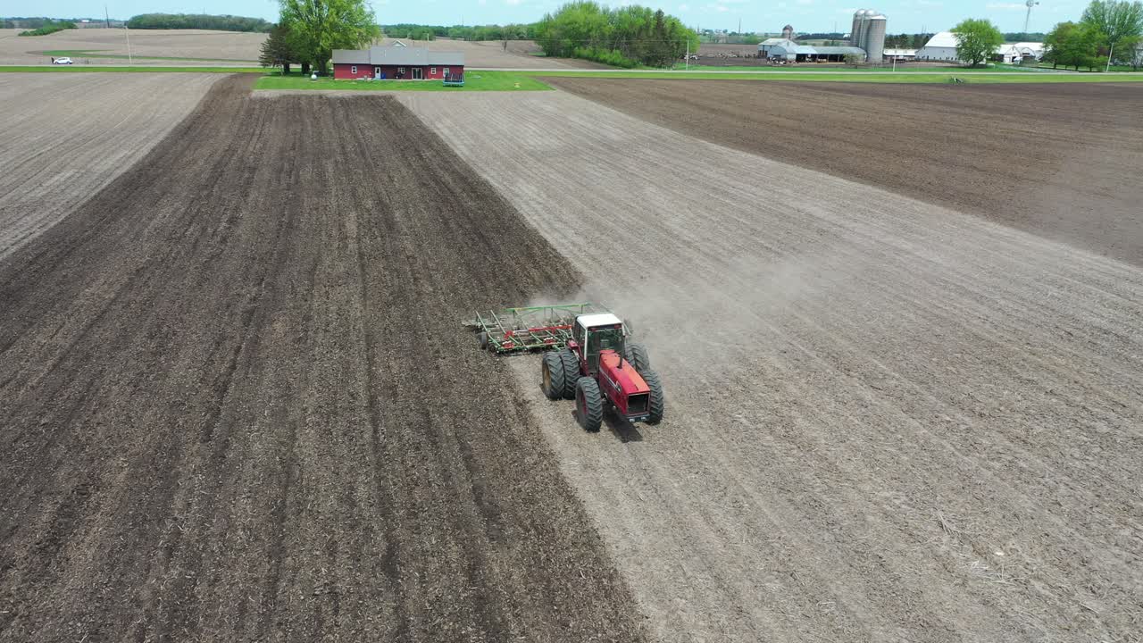 필드를 plowing 트랙터