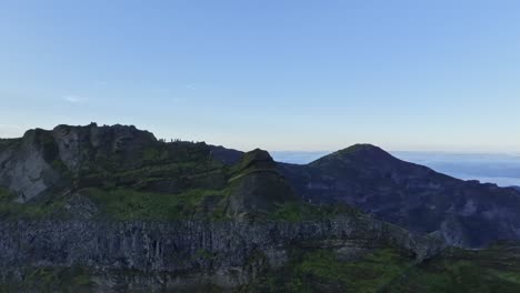 Drohnenblick-über-Den-Berg-Pico-Do-Arieiro