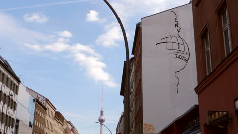 wandgemälde des fernsehturms im zentrum von berlin