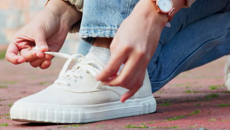 Mujer-Ata-Un-Zapato-De-Moda-En-El-Suelo