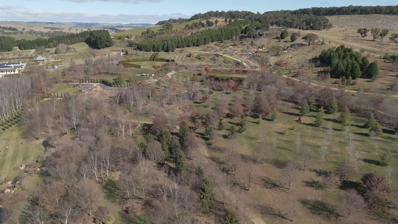 video aéreo de 4k del paisaje escénico en mayfield garden, oberon, nueva gales del sur, australia
