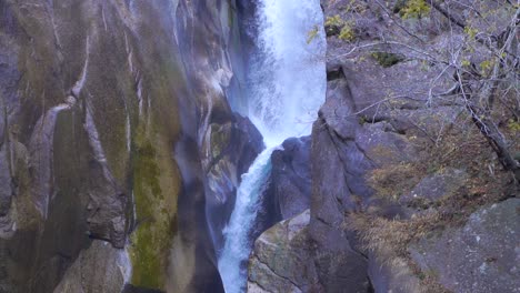 Cascada-Entre-Rocas-Cayendo-En-Cámara-Lenta