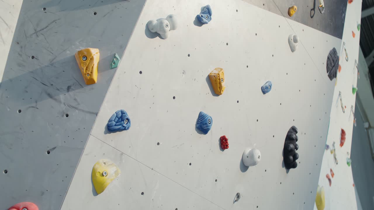 pared de escalada interior con sujetadores