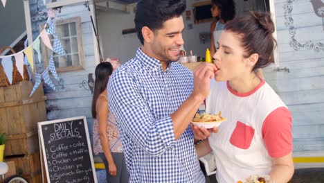 hombre alimentando comida a la mujer