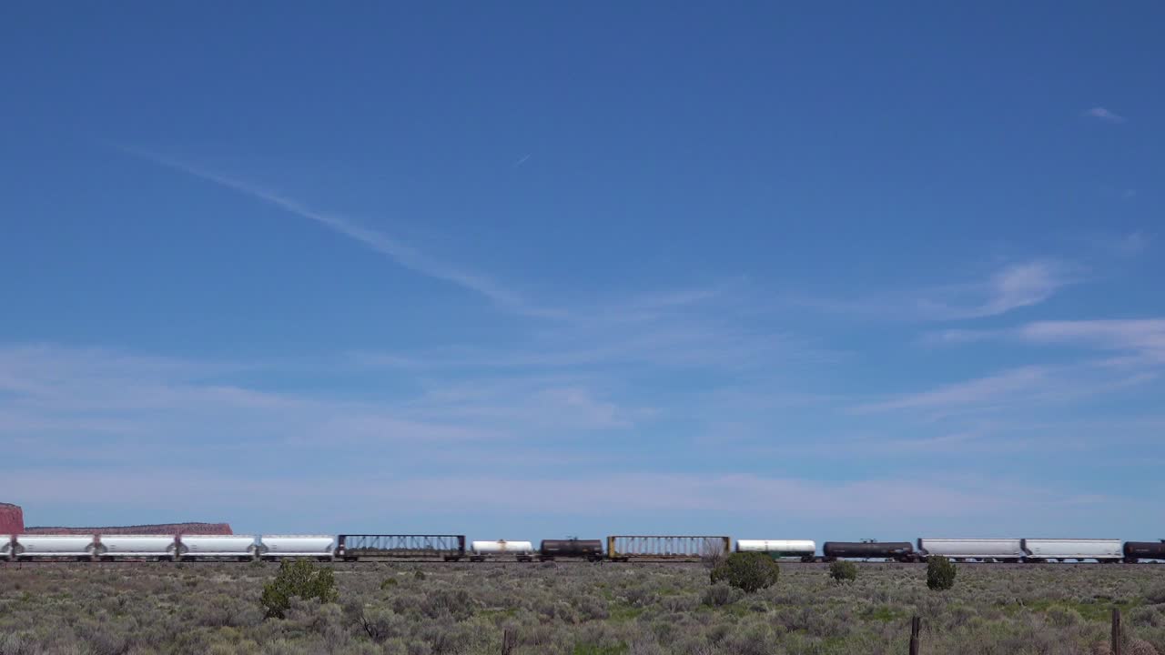애리조나 또는 뉴멕시코 사막을 통과하는 화물열차의 예술적인 전망