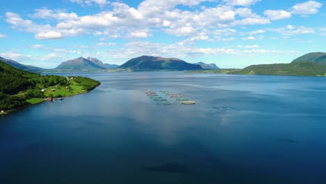 imágenes aéreas de granjas de pesca de salmón en noruega