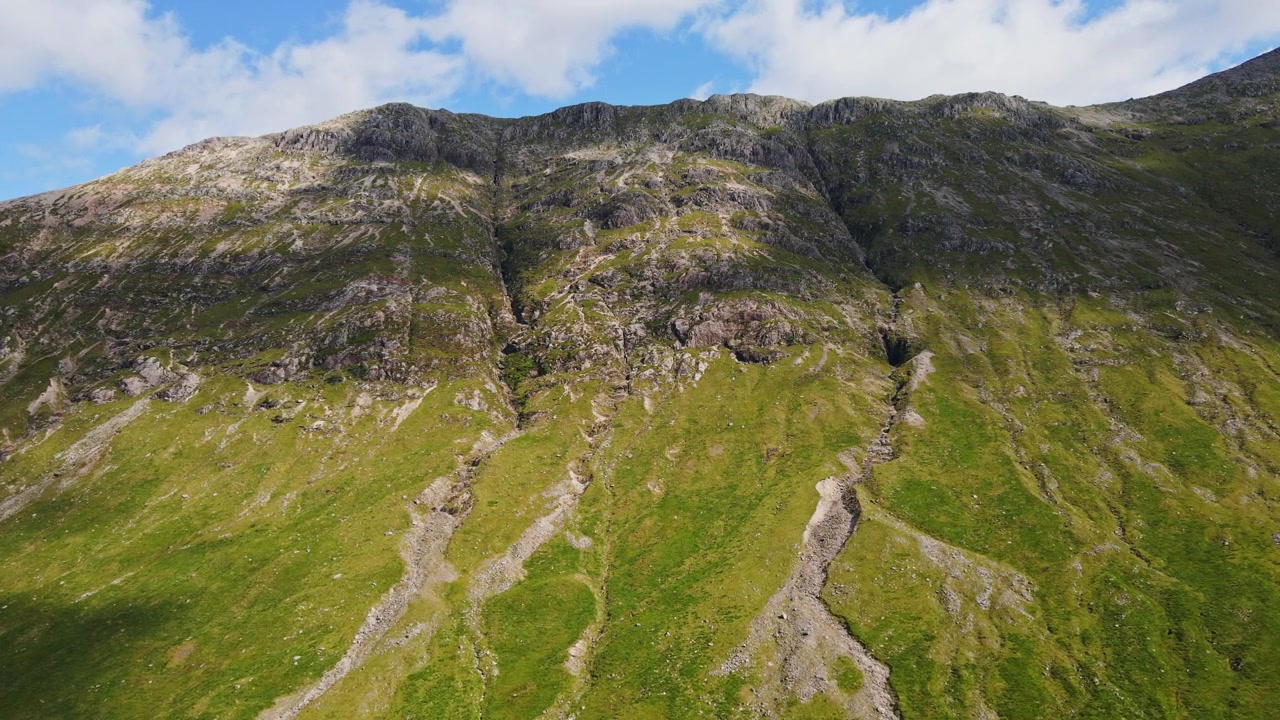 Splendida vista aerea di un'alta cresta montuosa nelle Highlands scozzesi a Glencoe, Scozia, in una giornata estiva e soleggiata