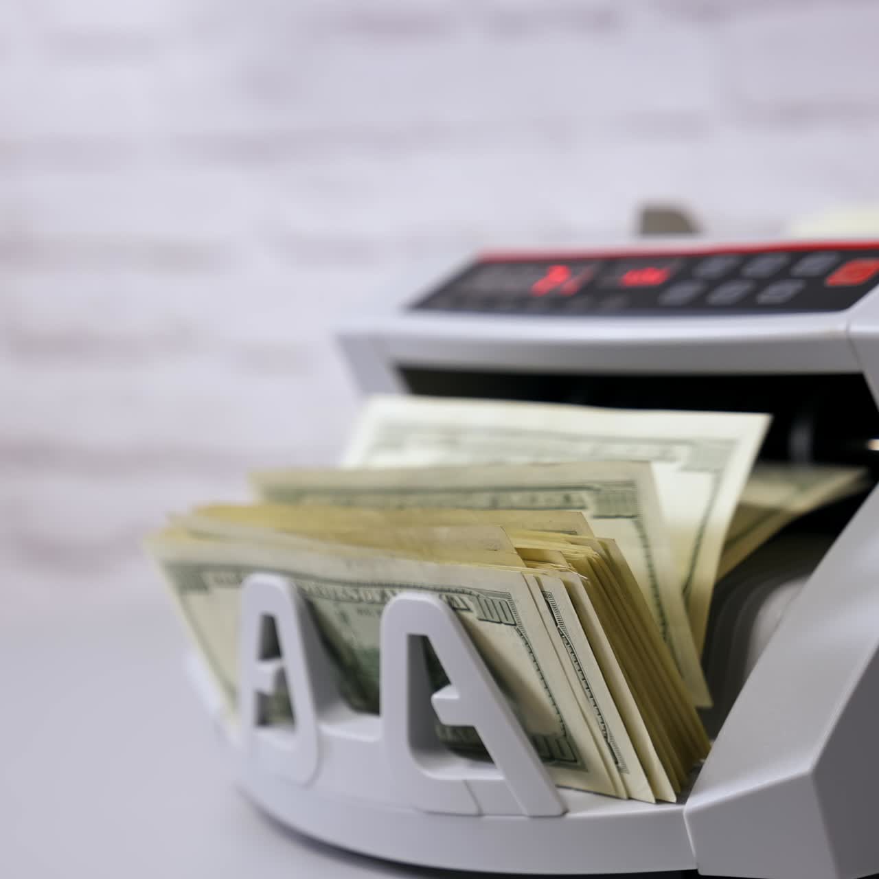 Macchina contabanconote elettronica. Macchina contabanconote con banconote statunitensi da 100 dollari. Attrezzatura automatica bancaria per contare il denaro contante.