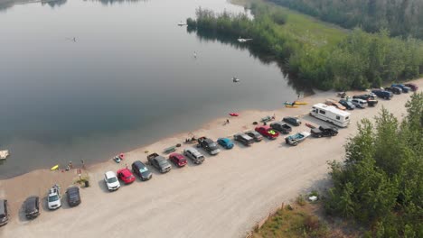 video de drones de 4k de surfistas de remo y kayakistas en el lago cushman en fairbanks, ak durante el día 7 de verano