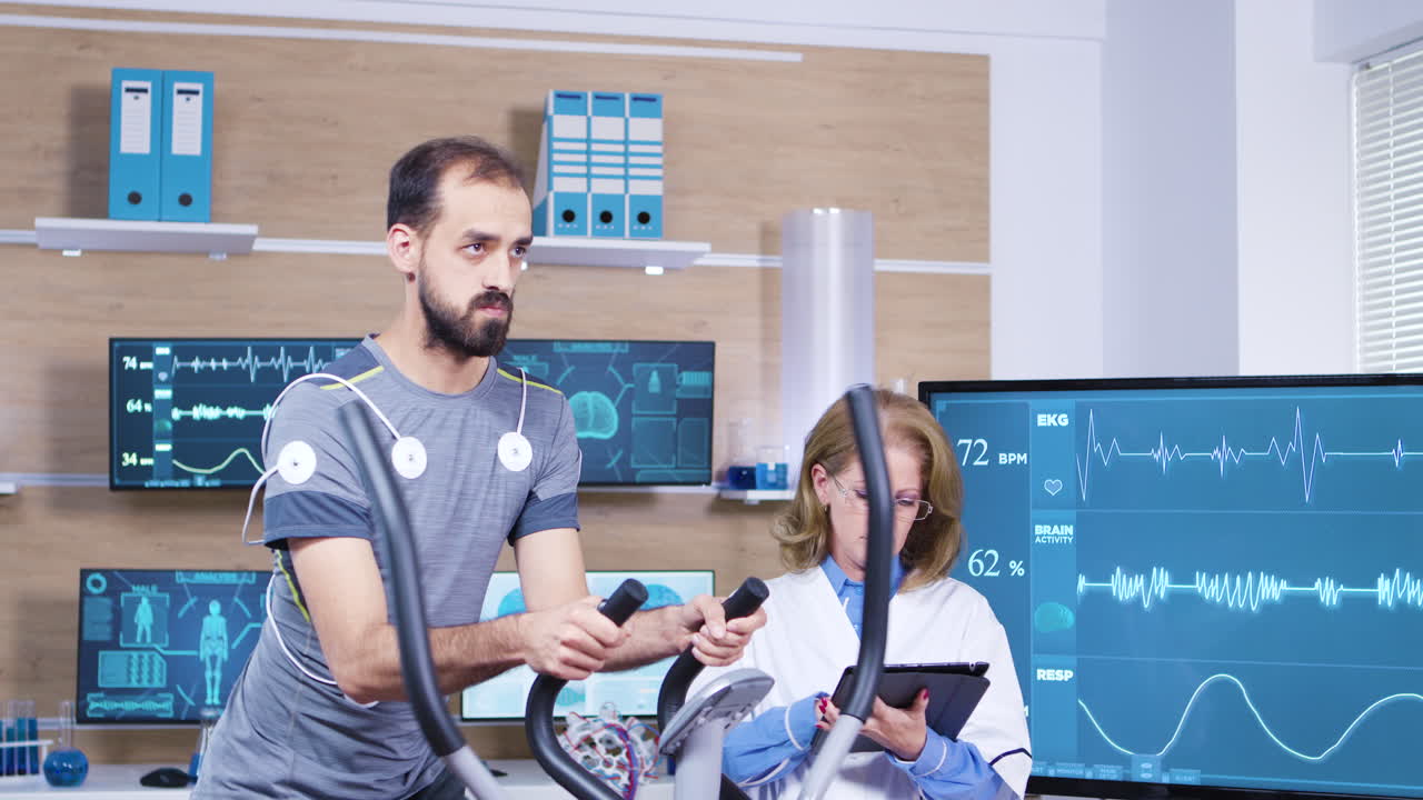 doctora en ciencias del deporte que revisa el rendimiento de los atletas masculinos