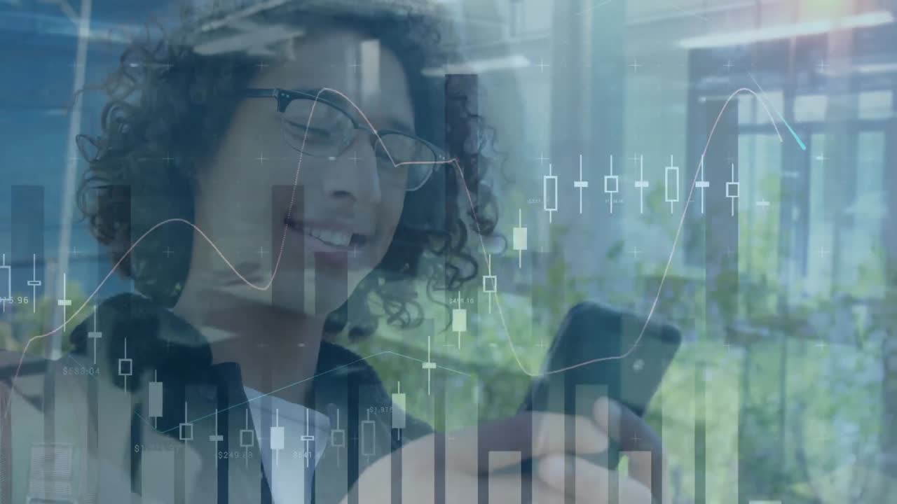 animación del procesamiento de datos financieros sobre un empresario de raza mixta sonriente que usa un teléfono inteligente