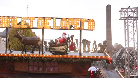 Santa-Montando-Su-Trineo-Con-Carteles-De-Neón-En-El-Mercado-Festivo-De-Navidad-En-Estrasburgo,-Francia,-Europa