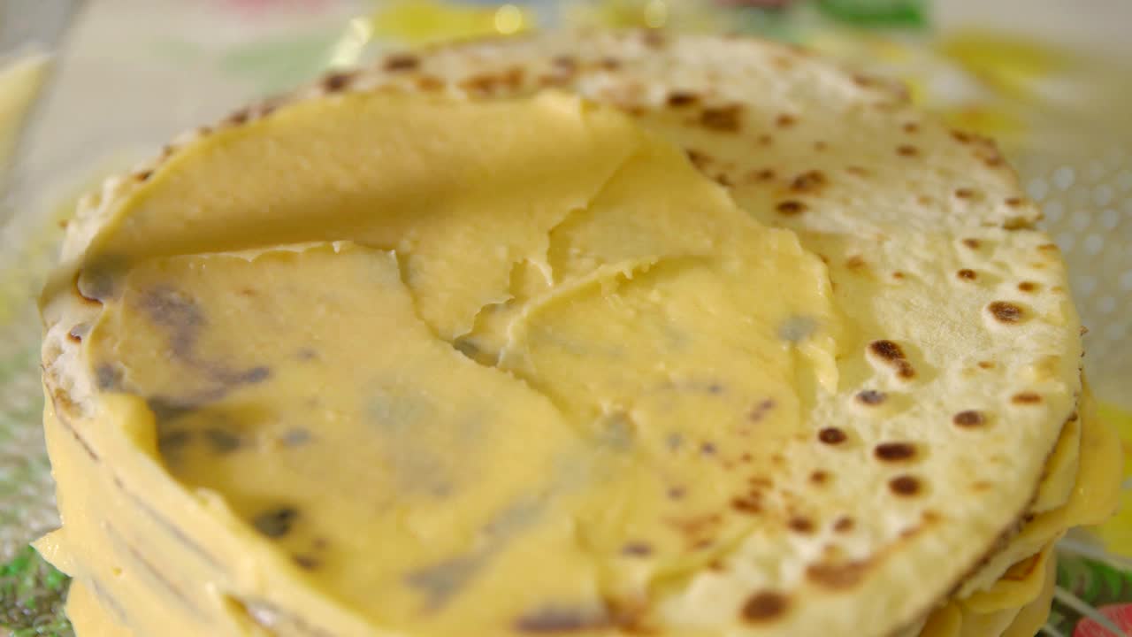 la mujer aplica la crema en los pasteles horneados.