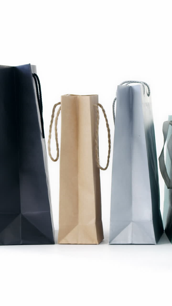 ⁇ 색 배경 에 다채로운 쇼핑 가방