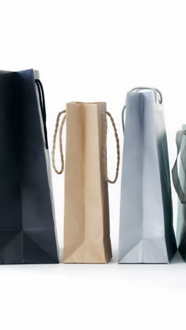 bolsas de compras multicolores sobre un fondo blanco