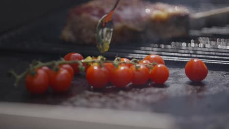 Tomaten-Werden-Auf-Einem-Gusseisernen-Grill-Mit-Einem-Löffel-Gegart