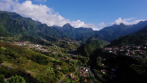 Vista-Del-Valle-De-Sao-Vicente-Desde-La-Capilla-De-Fátima-Y-La-Torre-Del-Reloj-En-La-Isla-De-Madeira