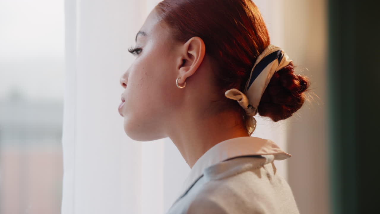 창밖을 바라보는 여자