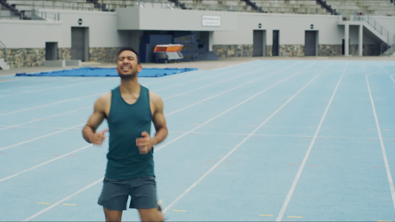 equipo de corredores de pista corriendo a una línea de meta para