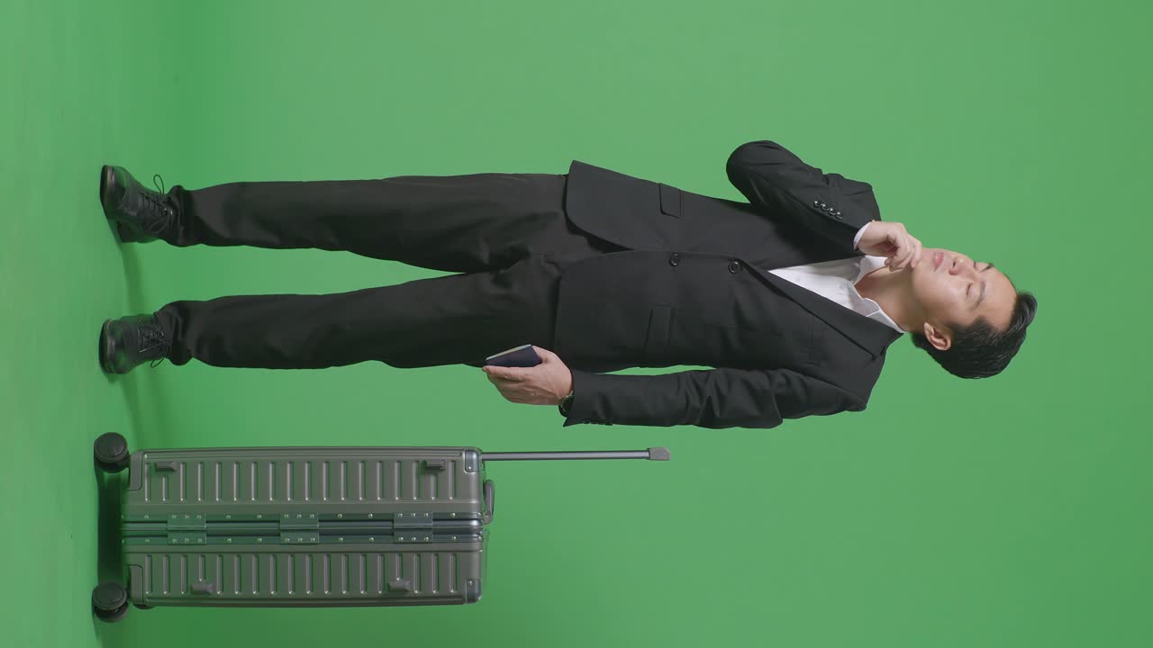 녹색 화면에 수하물을 가진 사업가