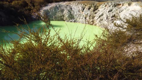 agua de lago de azufre amarillo verde, parque termal de las maravillas de wai-o-tapu, nueva zelanda