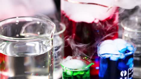 experimento químico con varios líquidos y humo