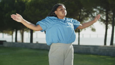 Handheld-shot-of-body-positive-woman-doing-jumping-jacks