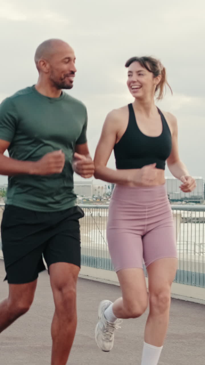 Coppia felice che corre e parla su un ponte urbano