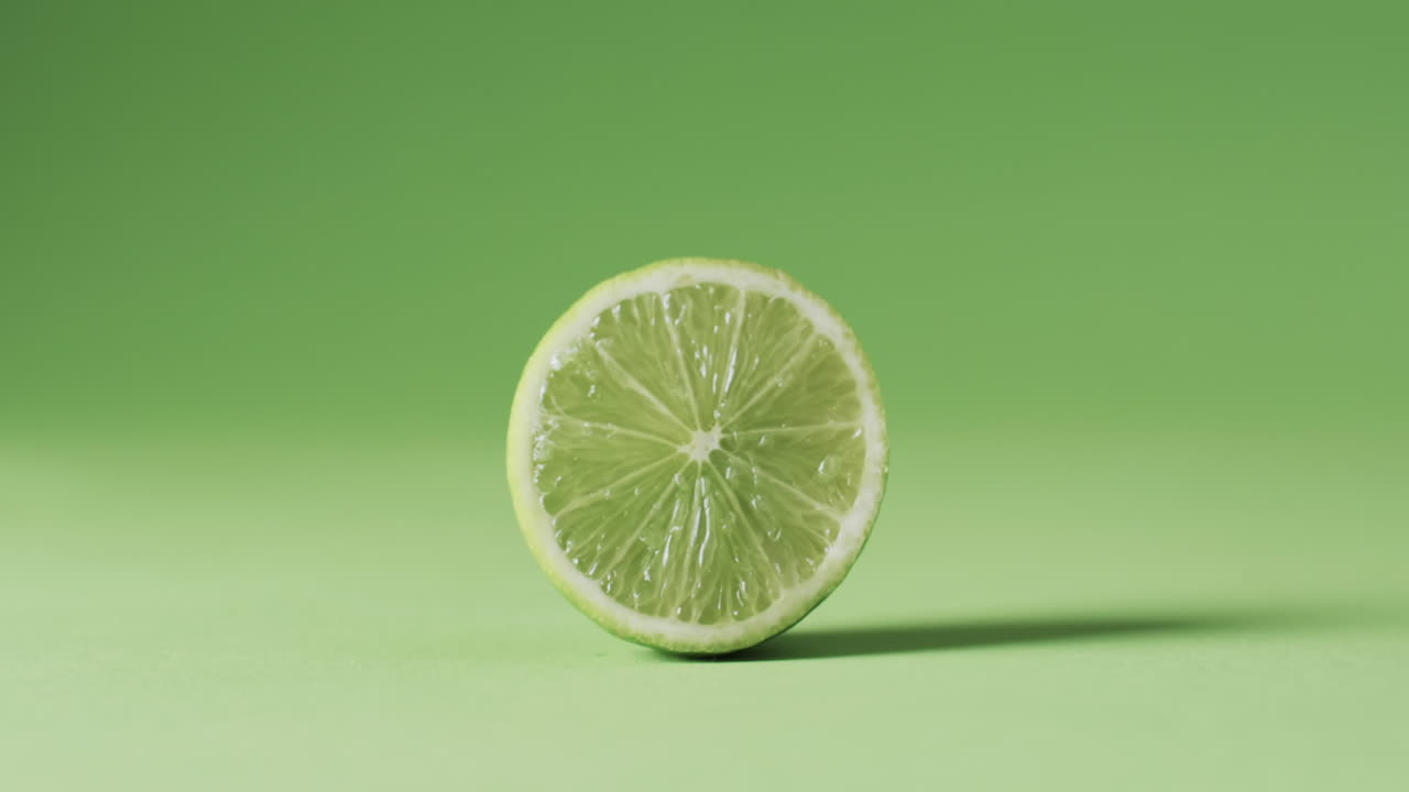 vídeo de cal en rodajas con espacio de copia sobre fondo verde