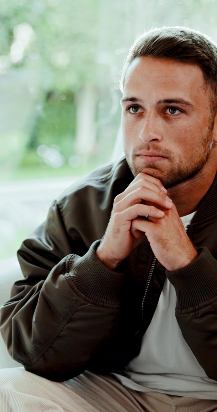 Giovane uomo che ascolta con attenzione durante una riunione professionale