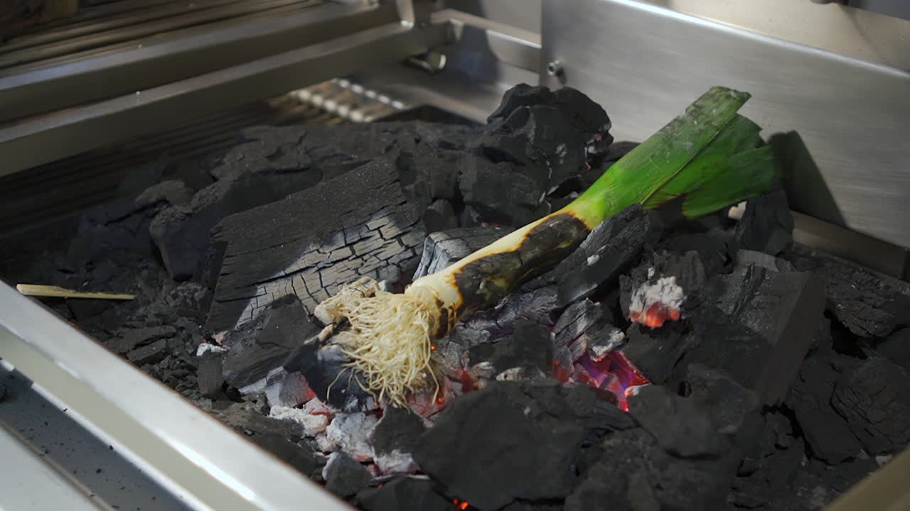 소스와 콩나물을 곁들인 구운 부추