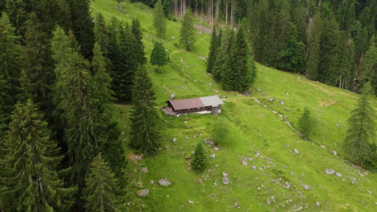 pequeña cabaña en los alpes austriacos rodeada de muchas piedras