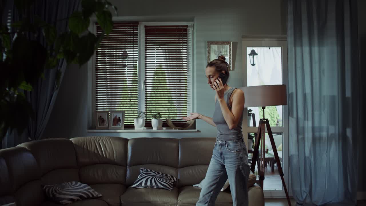 Donna al telefono nel soggiorno
