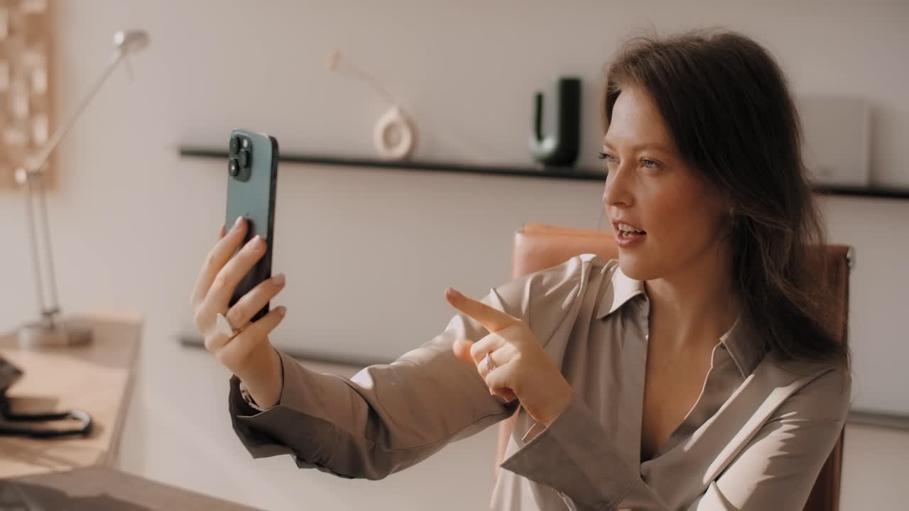 mujer haciendo una llamada de video en la oficina